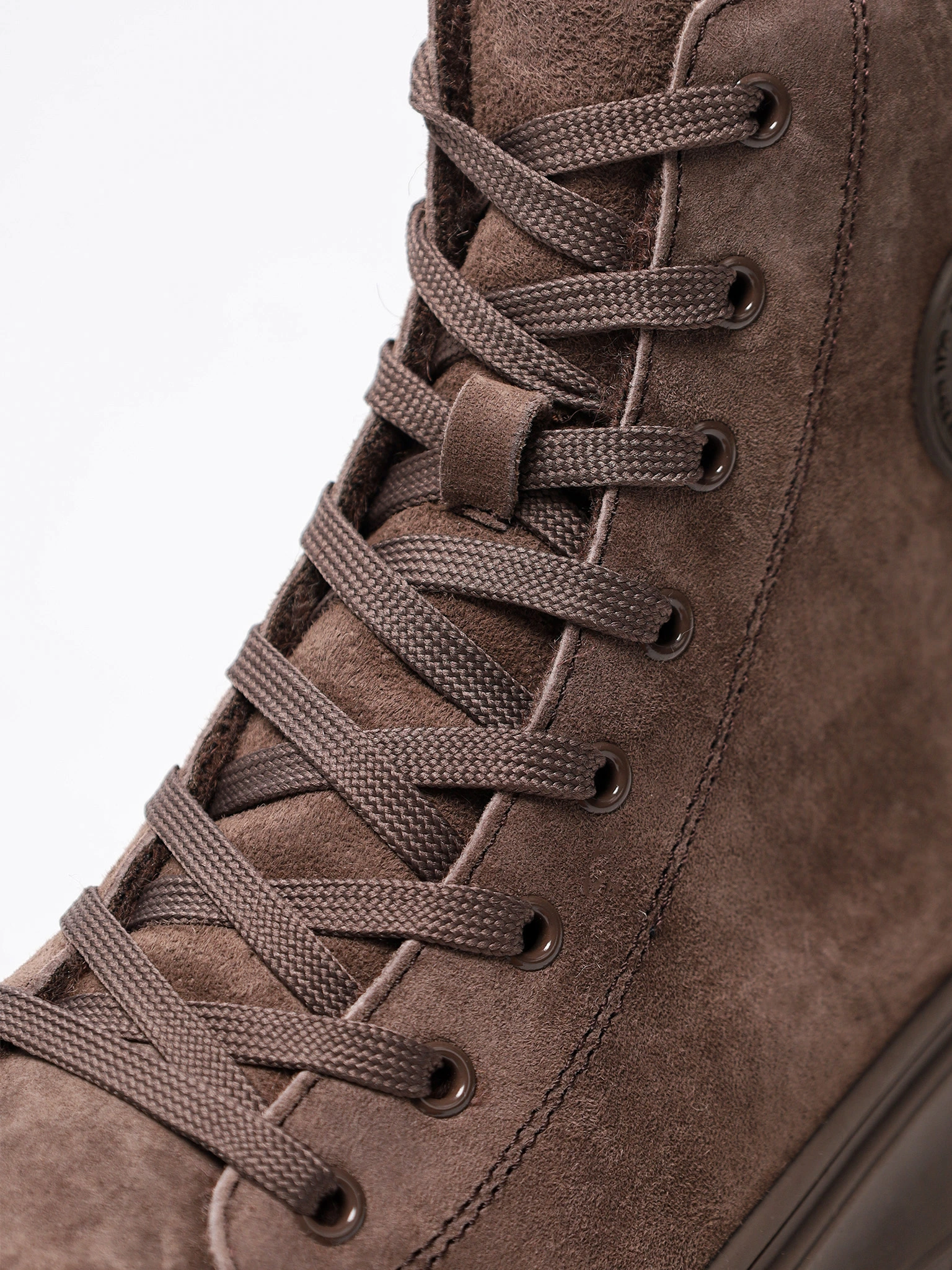 Ботинки коричневого цвета на средней платформе